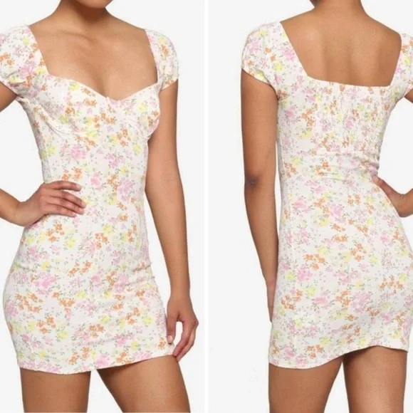 Almost Famous NWT Cream Colored
Blue Floral Short Sleeve Dress size XL - Picture 5 of 10